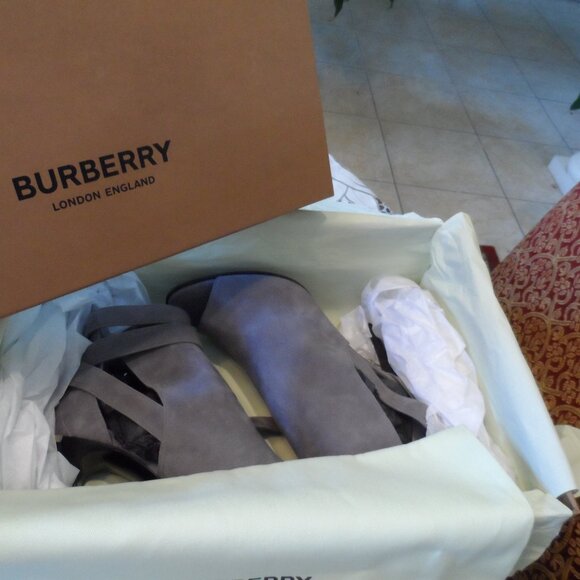 New Burberry Prorsum Gray Suede Heels w/Ankle Wrap Buckle Straps Size 38B - Picture 2 of 16